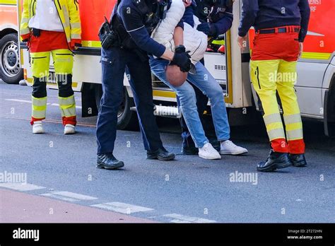 Düsseldorf 17 10 2023 Rettungswagen Rettungsdienst Friedrichstraße