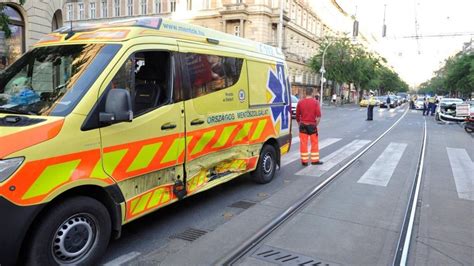 BAON Itt a videó a szirénázó mentőautó balesetéről egy luxusautó