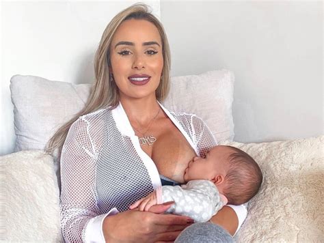 Letícia Santiago amamenta a filha e brinca Eita dor Quem QUEM News