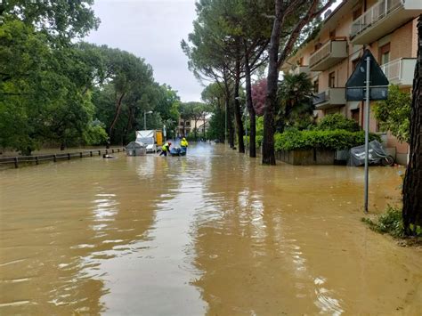 Le Inondazioni Devastano L Emilia Romagna Nove Morti Intrappolati Dall