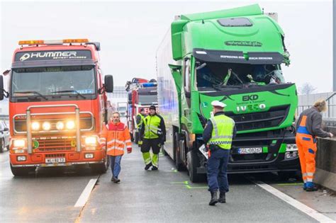 Schwerer Lkw Unfall auf der A1 beim Knoten Linz Fahrer in Führerhaus