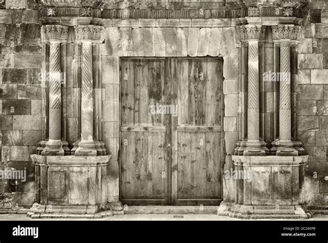 Edificio De Piedra Con Puertas De Madera Fotografías E Imágenes De Alta