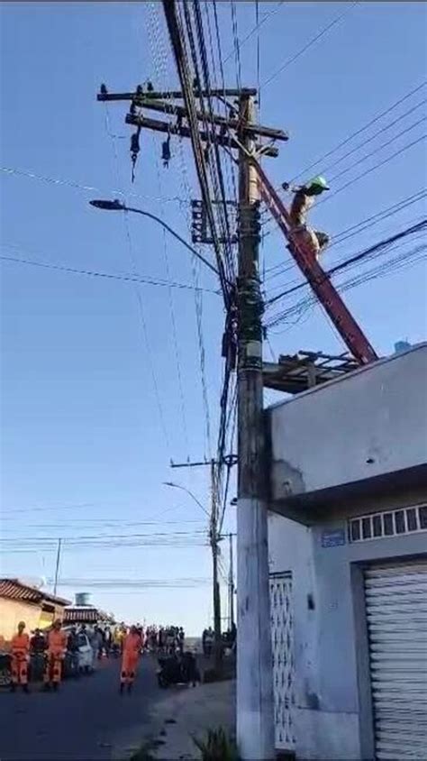 Após 24 horas homem que fugia da polícia desce de poste em MG Minas