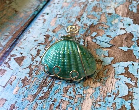 COCKLE SHELL Loopy Wire Wrapped Seashell Pendant In Silver Finished