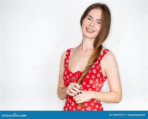 Natuurlijk Licht Portret Van Jonge Mooie Blonde Vrouw Met Lang Haar In Het Uitstekende Rode