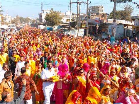 Women Took Out Kalash Yatra With 1100 Kalash Crowd Of Devotees