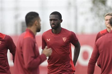 El Sevilla FC Entrena Con Fernando Y Nianzou Antes Del Derbi