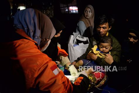 Puluhan Korban Gempa Cianjur Dirawat Di Lapangan RSUD Sayang