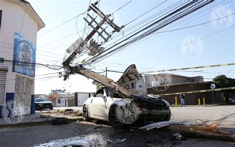 Abandona Auto Tras Chocar Contra Poste