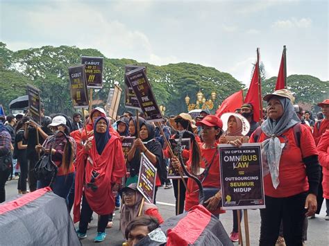 Peringati May Day 2024 Massa Tuntut Cabut UU Cipta Kerja LPM Perspektif