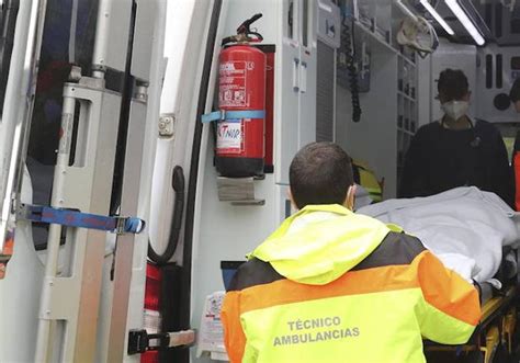 Cinco personas heridas en una colisión entre dos vehículos en Tineo