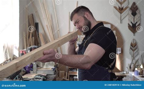 Carpinteiro Masculino Em Oficina Madeira Retrato De Um Homem