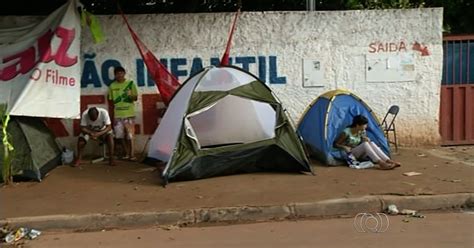 G Pais Acampam Em Frente A Escola P Blica Em Busca De Vagas Para