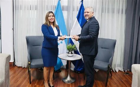 Embajadora De Nicaragua Presenta Copias De Estilo En Honduras