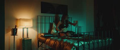 Nude video celebs Emilia Schüle sexy High Society Gegensätze ziehen sich an 2017