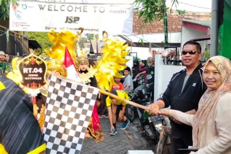 Ratusan Warga Ikuti Jalan Sehat Puncak Hari Pahlawan Di Surabaya