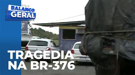 Van fica destruída após acertar traseira de caminhão 7 morreram e 3