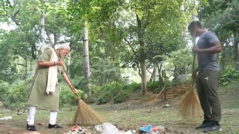 Swachh And Swasth Bharat PM Modi Participates In Cleanliness Drive