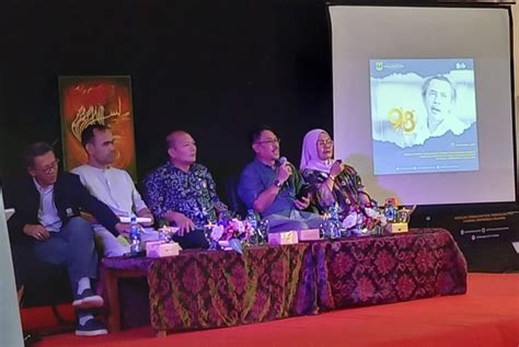 Kenang Tahun Aa Navis Diskusi Hingga Penampilan Seni Digelar Di