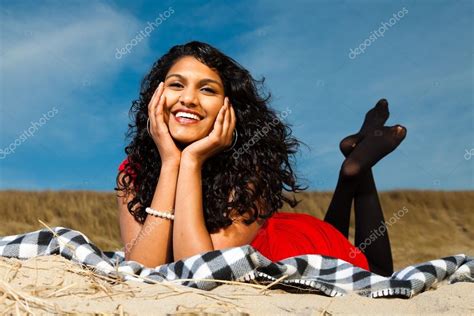 Fille Indienne Aux Cheveux Longs Habillée En Rouge Sur La Plage En été Image Libre De Droit Par