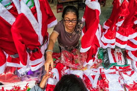 Photos Bask In The Festive Spirit At Hanoi S Holiday Decoration