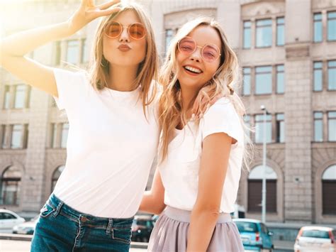 Porträt Von Zwei Jungen Schönen Blonden Lächelnden Hippie Mädchen Im Weißen T Shirt Des