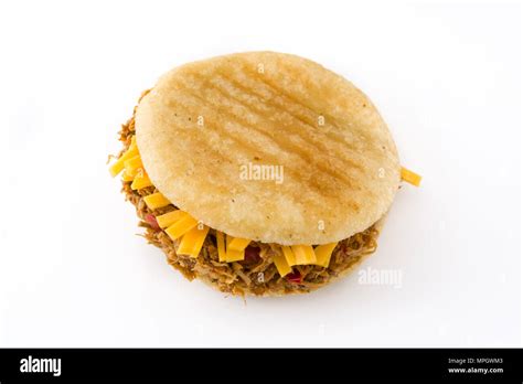 Arepa Con Carne Y Queso Rallado Aislado Sobre Fondo Blanco Comida