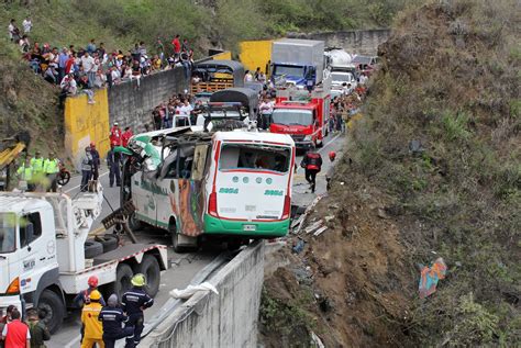 Pelo Menos Mortos E Feridos Em Acidente De Autocarro Na Col Mbia