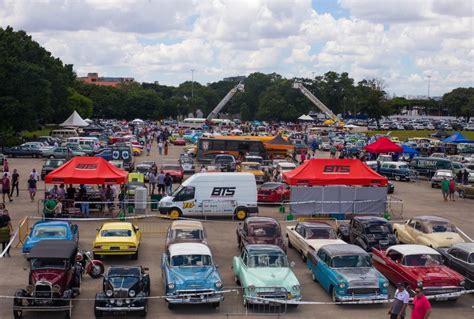 Encontro de carros antigos Campo de Marte recebe 1 500 automóveis