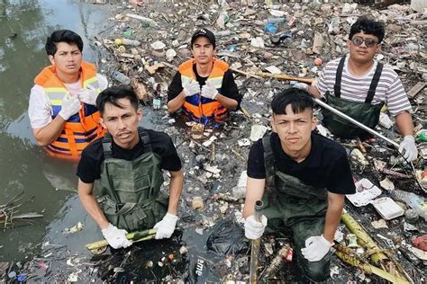 Keren Resah Akibat Selokan Kotor Grup Pemuda Ini Rela Terjun Ke