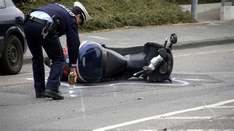 M Nchengladbach Auto Streift Rollerfahrer Auf Der Eickener Stra E