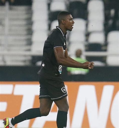 Bahia Faz Proposta Pelo Zagueiro Kanu Do Botafogo NE45