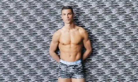 Cristiano Ronaldo Mostra Tima Forma Em Propaganda De Cueca Jornal O