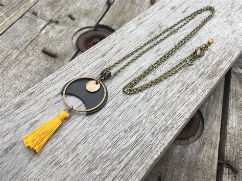 Collier sautoir avec pendentif en chambre à air recyclée et pompon