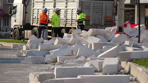 Orduda tırdan yola dökülen gaz beton trafiği aksattı