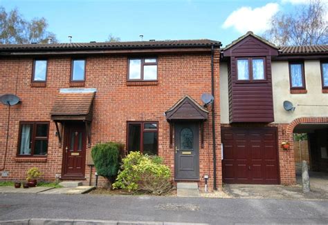 2 Bed Terraced House To Rent In Chisbury Close Bracknell Berkshire