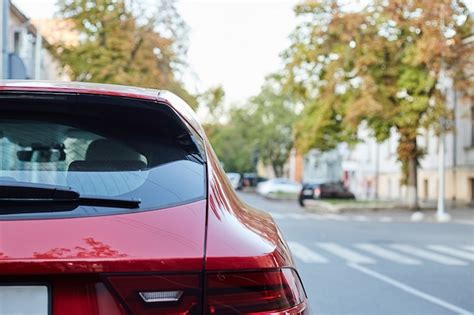 Janela Traseira Do Carro Vermelho Estacionado Na Rua Em Um Dia