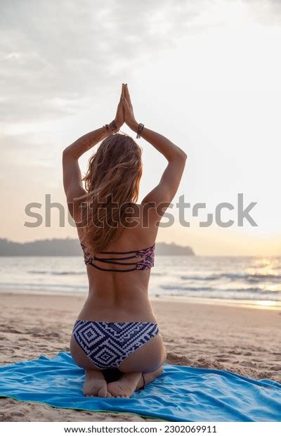 10 651 рез по запросу Beach yoga bikini изображения стоковые