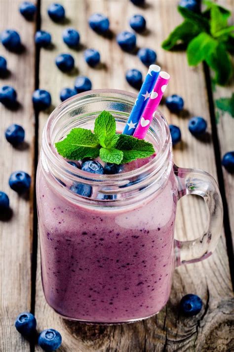 De Bosbes Smoothie Werpt Met Banaan Framboos Pitaya Braambes