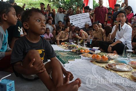 Gibran Bagi Bagi Susu Gratis Kepada Warga Rusun Waduk Pluit Foto 13