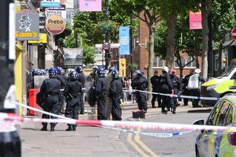 Croydon Police Armed Police In Stand Off With Wanted Man Throwing