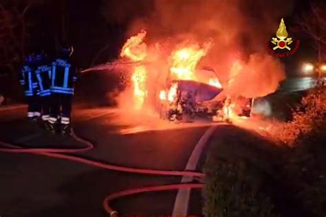 Sassocorvaro Incidente Lungo La Statale Un Auto Viene Divorata Dalle