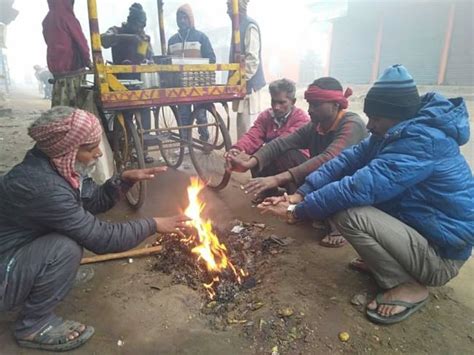 आठ डिग्री तक पहुंचा तापमान अलाव बना सहारा Temperature Reaches Eight Degrees Bonfire Becomes