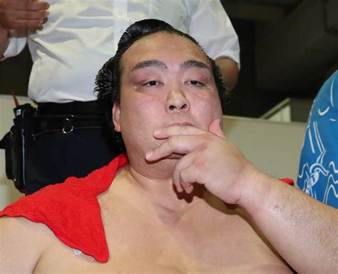 序盤で3敗目を喫し、支度部屋で厳しい表情の稀勢の里 ― スポニチ Sponichi Annex スポーツ