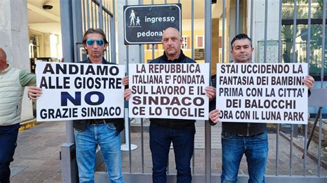 Video Como La Protesta Dei Giostrai In Comune Il Sindaco Toglie Il