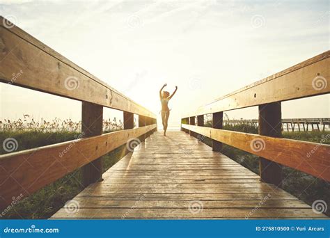 Hora De Verano Una Joven En Bikini En Un Paseo Cerca De La Playa Foto De Archivo Imagen De