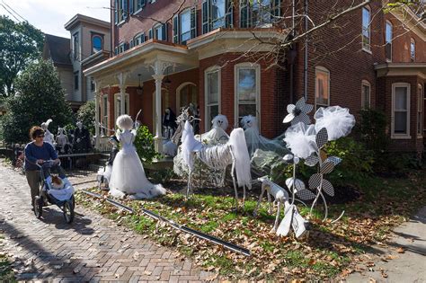 SPOOKY OUTDOOR DECORATIONS FOR THE HALLOWEEN NIGHT.... - Godfather Style