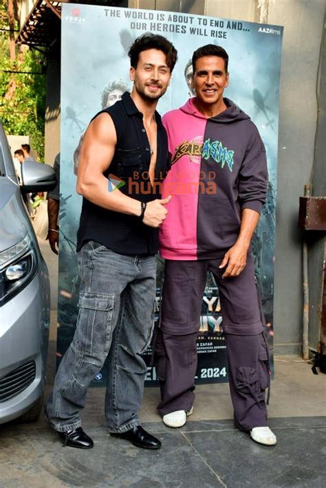 Photos Akshay Kumar And Tiger Shroff Snapped Promoting Their Film Bade Miyan Chote Miyan