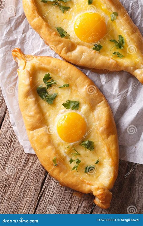 Khachapuri Ajarian, με το αυγό και την κινηματογράφηση σε πρώτο πλάνο ...