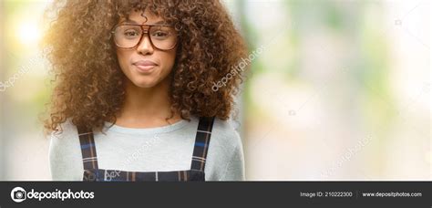 Femme Afro Américaine Portant Style Rétro Avec Une Expression Confiante Image Libre De Droit Par